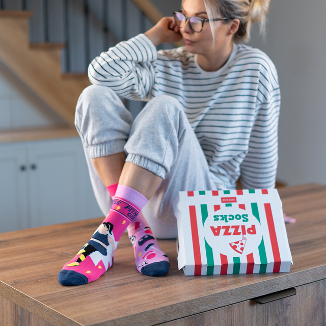 Un set in una scatola di 6 calzini colorati da donna SOXO