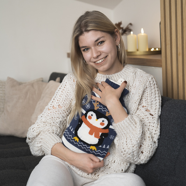 Scaldino pinguino Soxo in maglioncino regalo divertente Babbo Natale Natale
