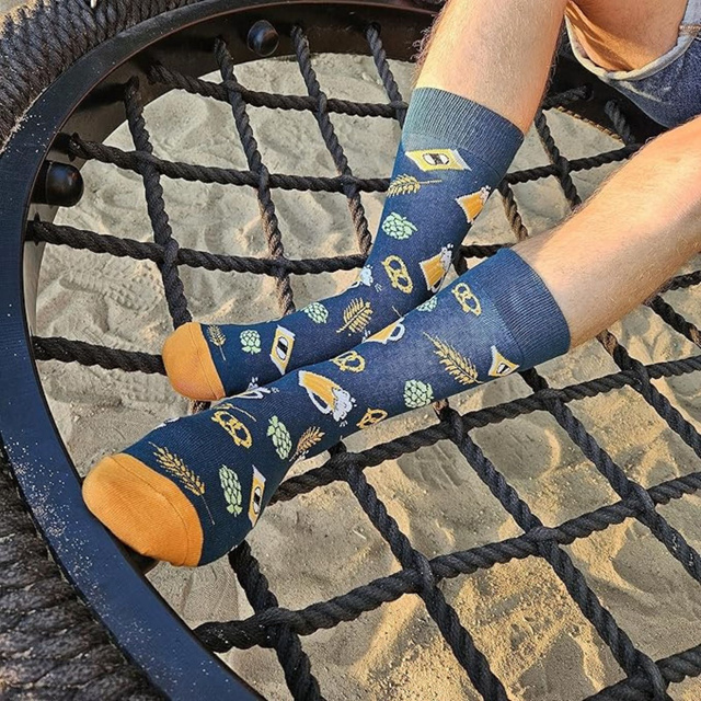 Calzini colorati da uomo SOXO GOOD STUFF, divertente birra scura, affumicata in lattina