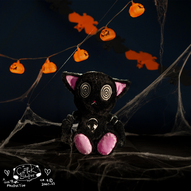 Gus Fink, gatto nero mascotte HypnoCat Plushie Pal