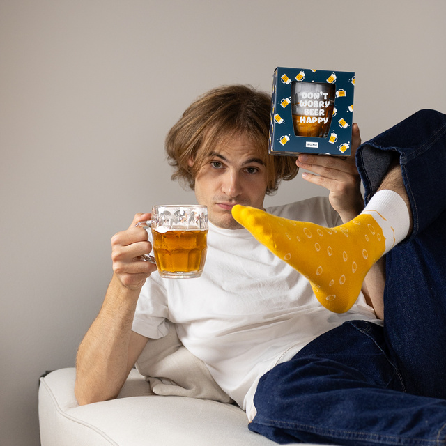 Un set di calzini da uomo SOXO in un boccale di birra con imbottiture