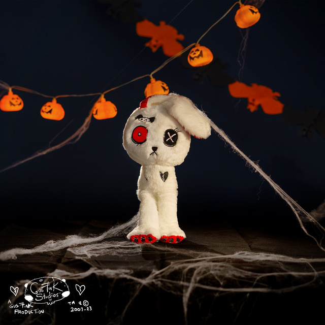 Gus Fink, gatto bianco mascotte Numb x Bunny