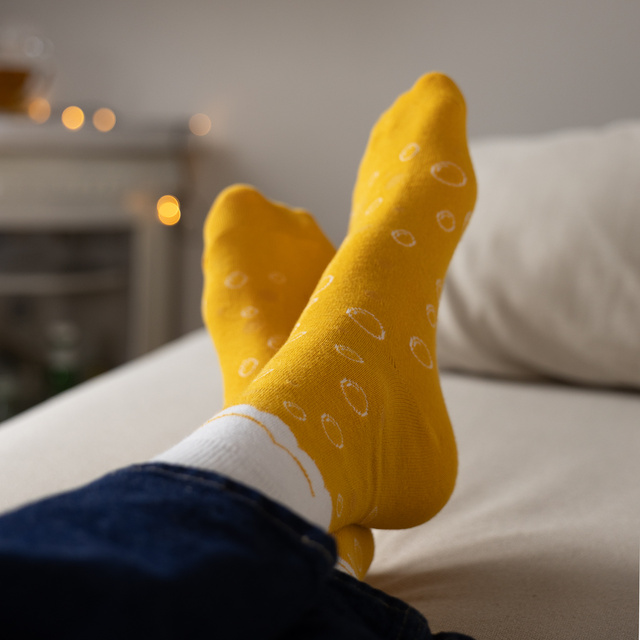 Un set di calzini da uomo SOXO in un boccale di birra con imbottiture