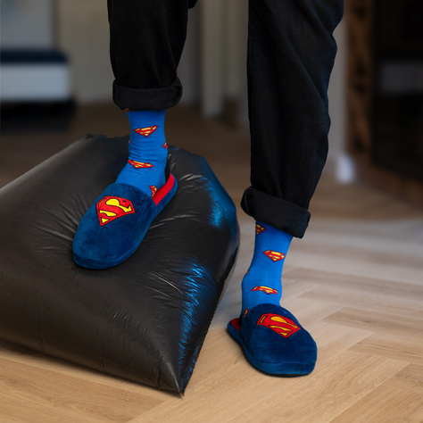 Set di 1x calzini colorati SOXO Superman e 1x pantofole da uomo Superman