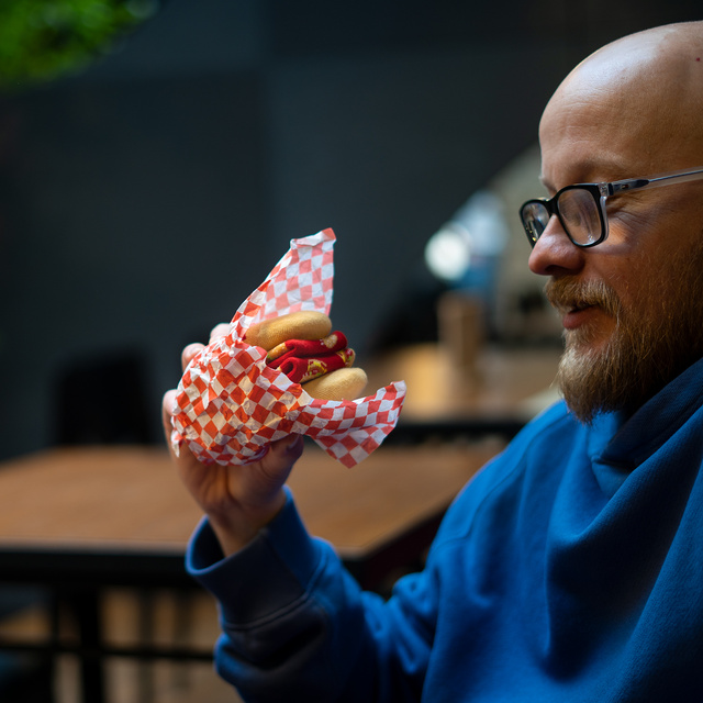 Set di calzini a forma di bistecca e calzini a forma di hamburger in una scatola