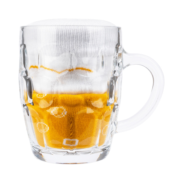 Un set di calzini da uomo SOXO in un boccale di birra con imbottiture