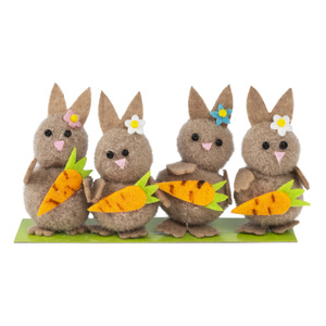 Un set di coniglietti decorativi con carote